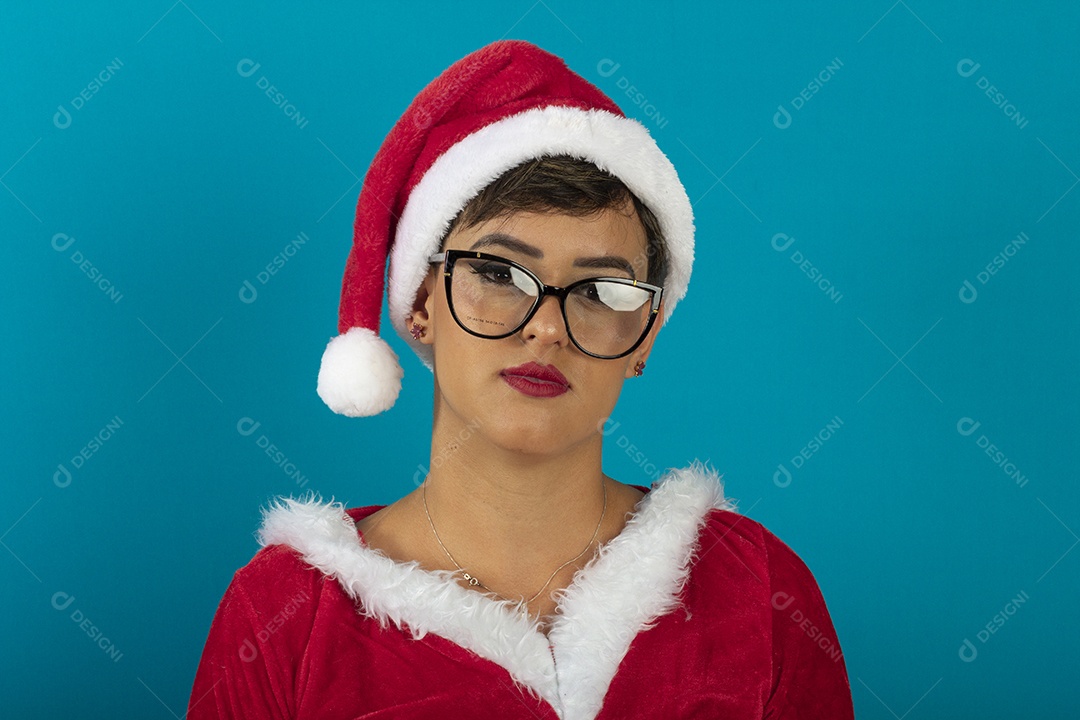 Jovem mulher com roupa de Mamãe Noel e chapéu e usando óculos