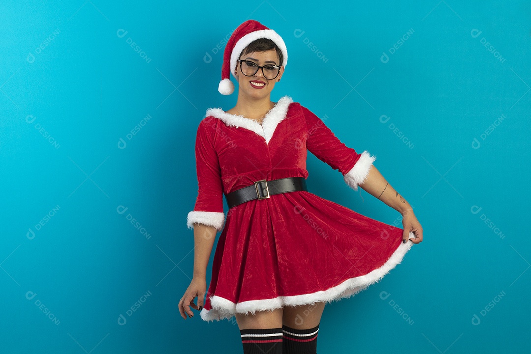 Mulher jovem com roupa de Mamãe Noel e chapéu