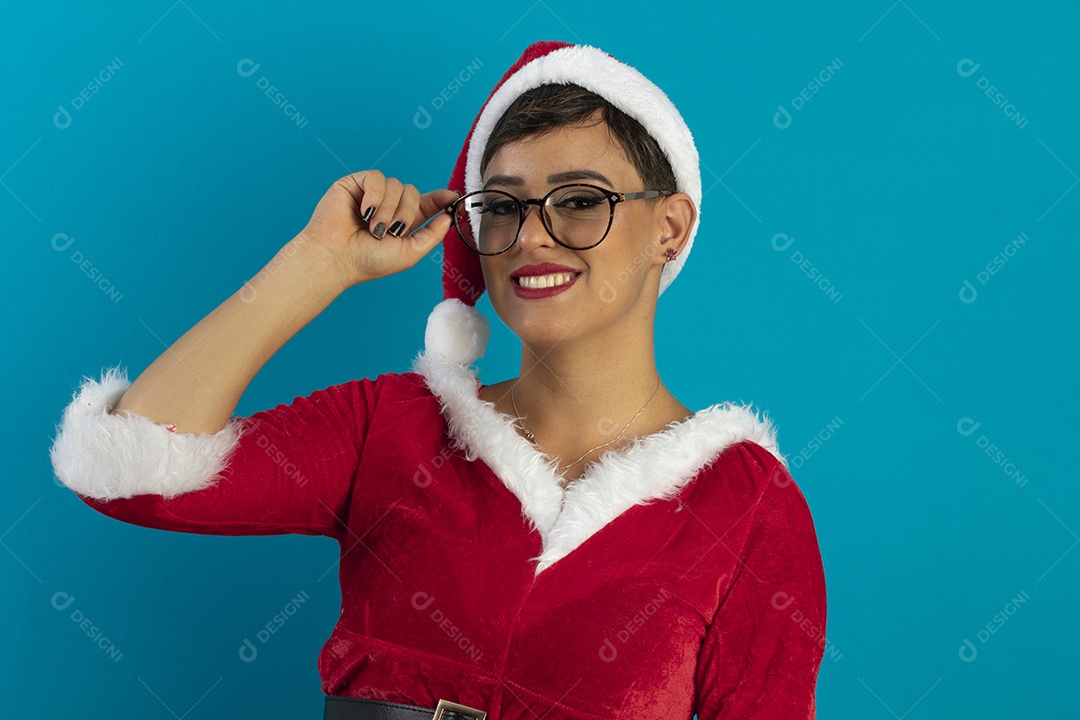 Mulher jovem com roupa de Mamãe Noel e chapéu