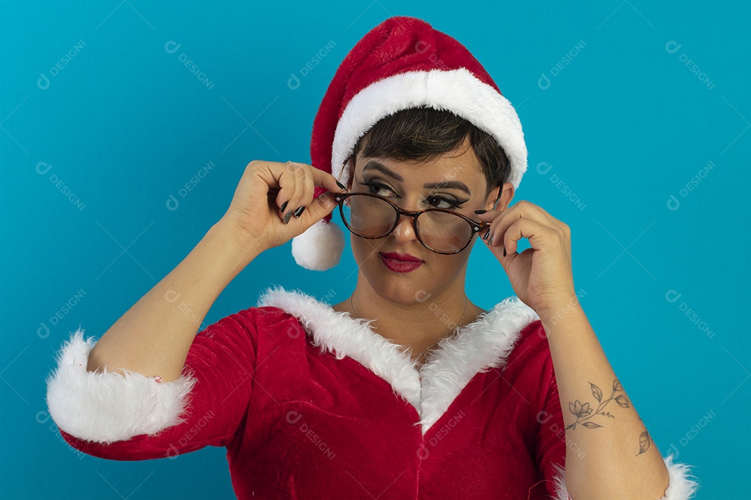 Mulher jovem com roupa de Mamãe Noel e chapéu