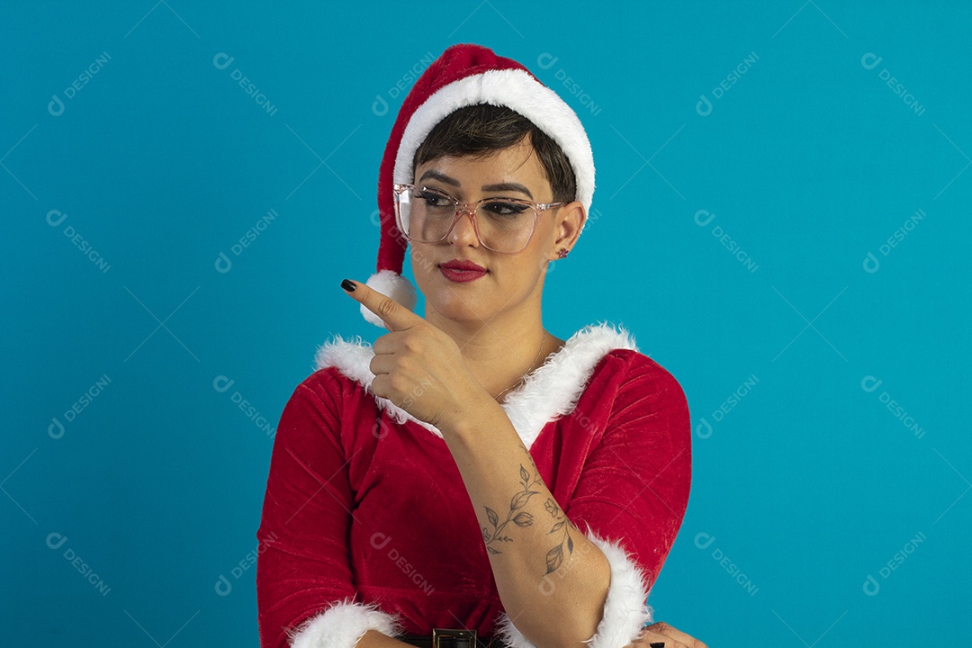 Mulher jovem com roupa de Mamãe Noel e chapéu