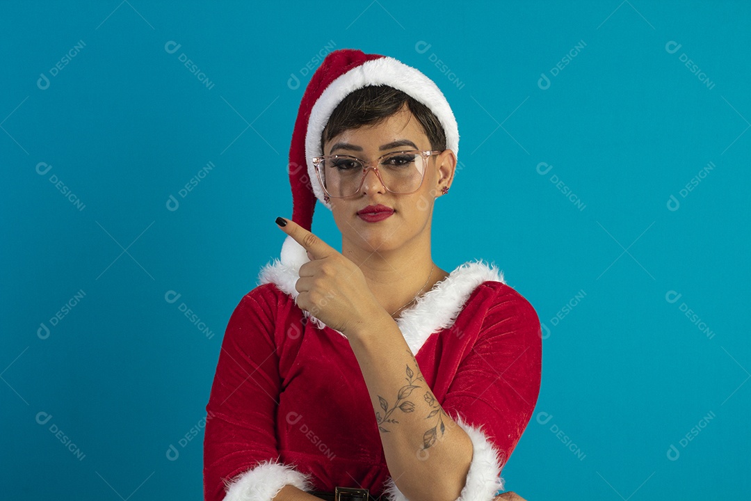 Jovem mulher com roupa de Mamãe Noel e chapéu e usando óculos