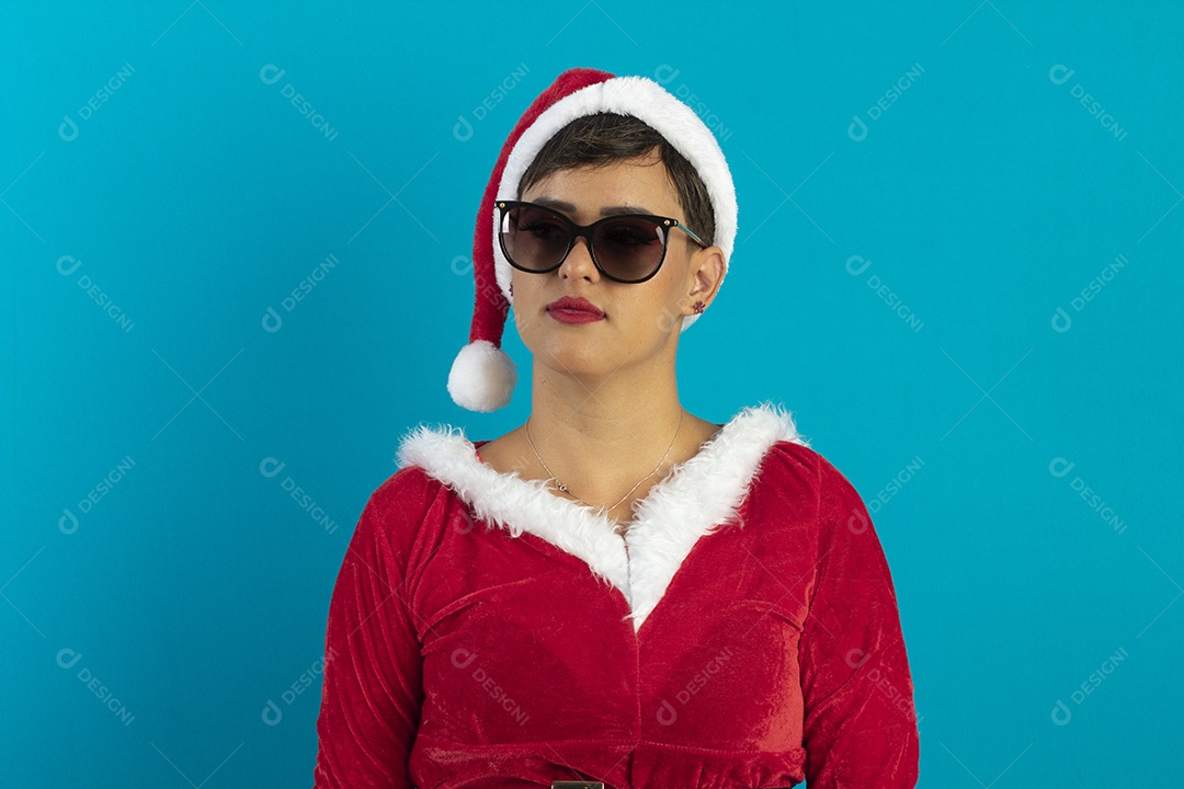 Jovem mulher com roupa de Mamãe Noel e chapéu e usando óculos