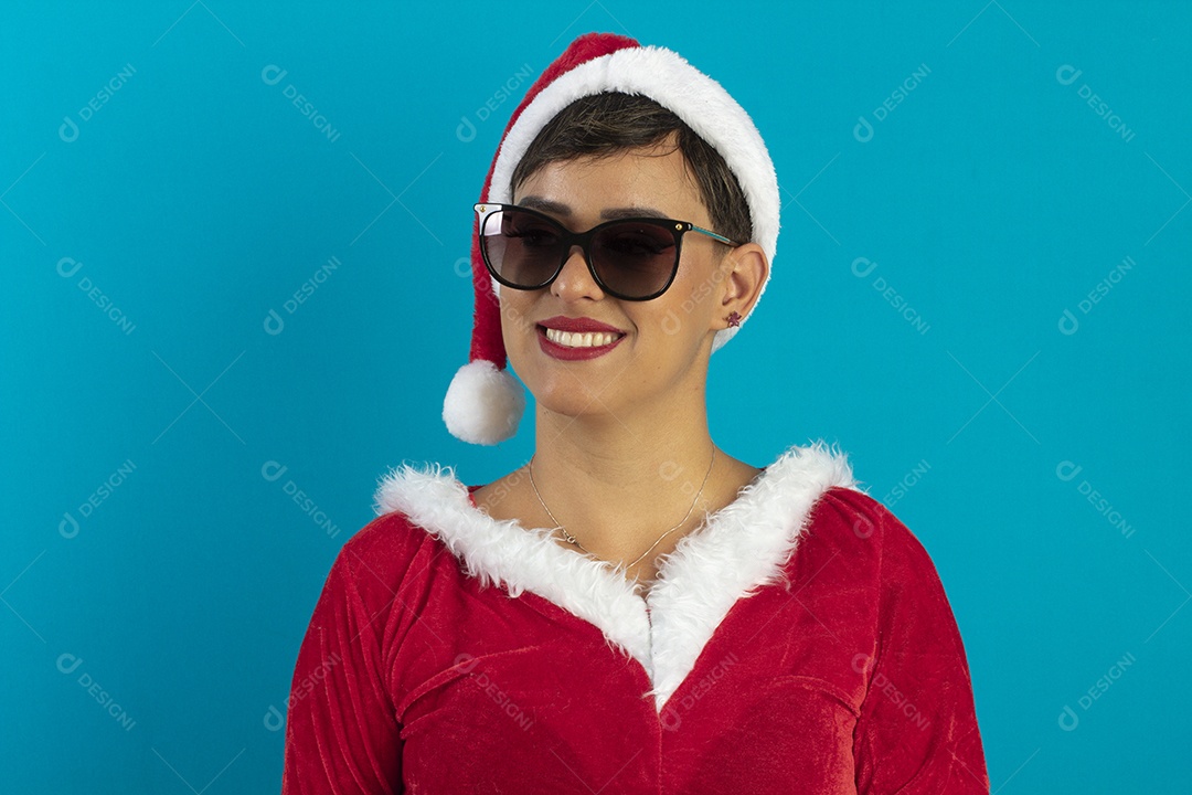 Jovem mulher com roupa de Mamãe Noel e chapéu e usando óculos