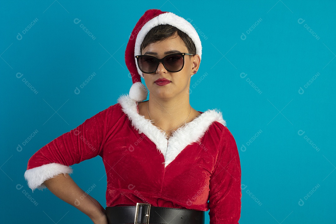 Jovem mulher com roupa de Mamãe Noel e chapéu e usando óculos