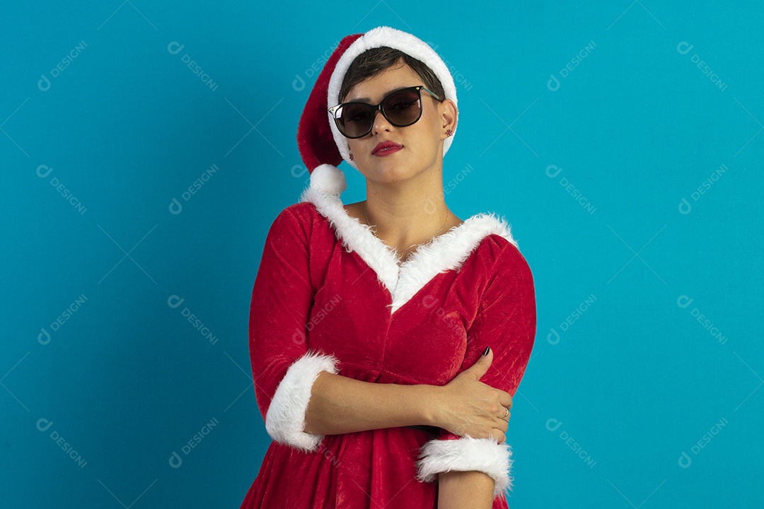 Mulher jovem com roupa de Mamãe Noel e chapéu