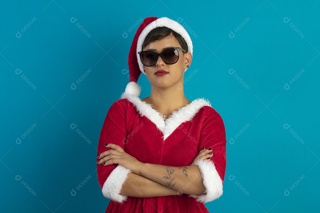 Mulher jovem com roupa de Mamãe Noel e chapéu