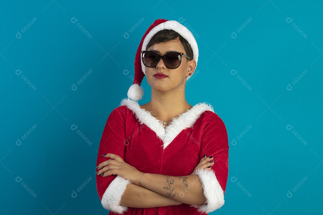 Mulher jovem com roupa de Mamãe Noel e chapéu e usando óculos