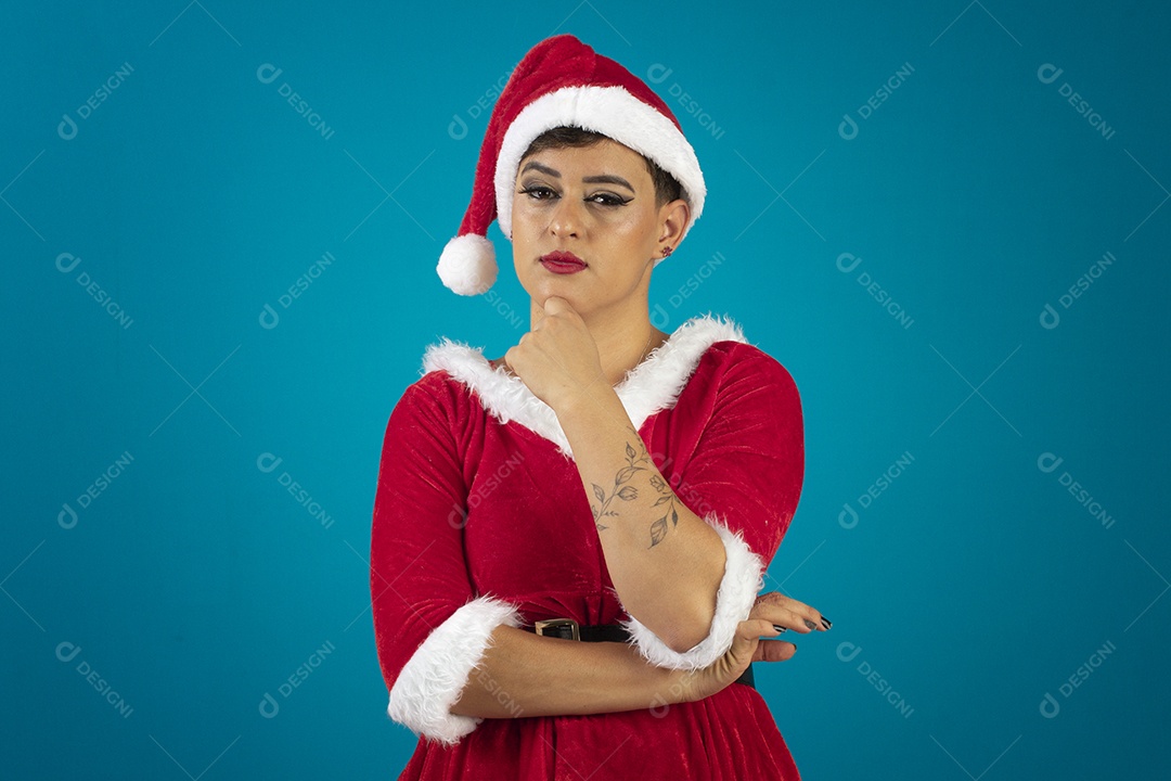 Mulher jovem com roupa de Mamãe Noel e chapéu