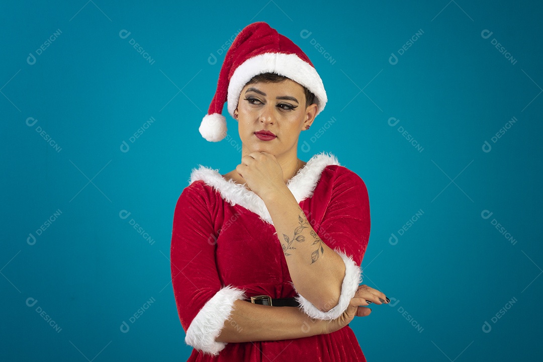 Mulher jovem com roupa de Mamãe Noel e chapéu