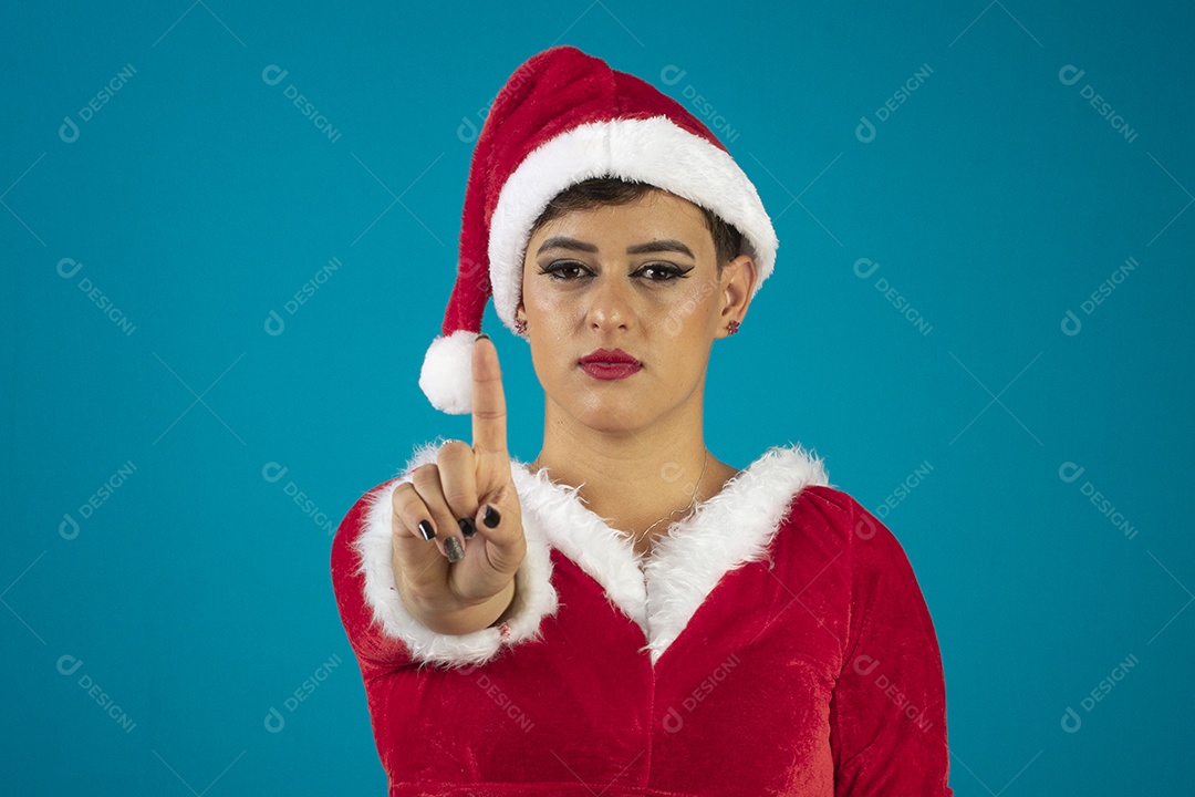 Mulher jovem com roupa de Mamãe Noel e chapéu