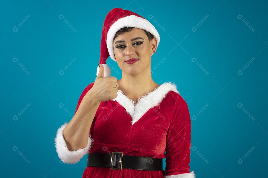 Mulher jovem com roupa de Mamãe Noel e chapéu