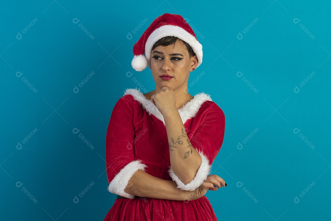 Mulher jovem linda com roupa de Mamãe Noel e chapéu