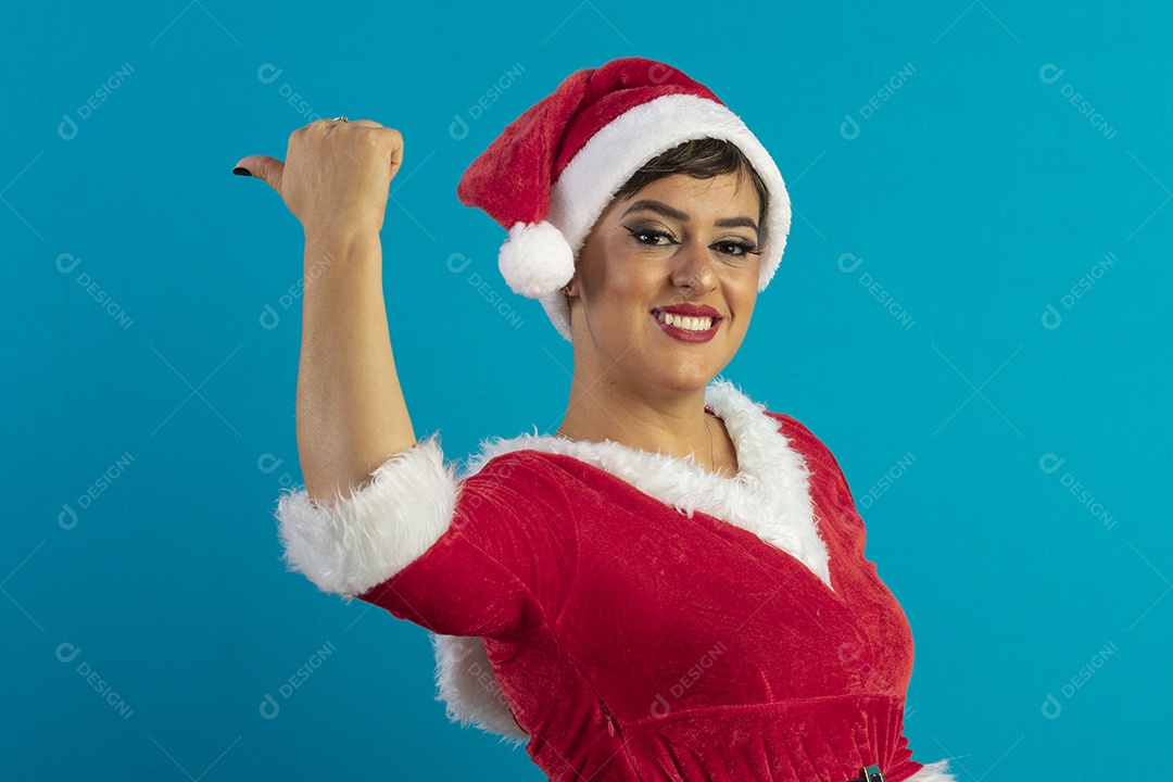 Mulher jovem linda com roupa de Mamãe Noel e chapéu