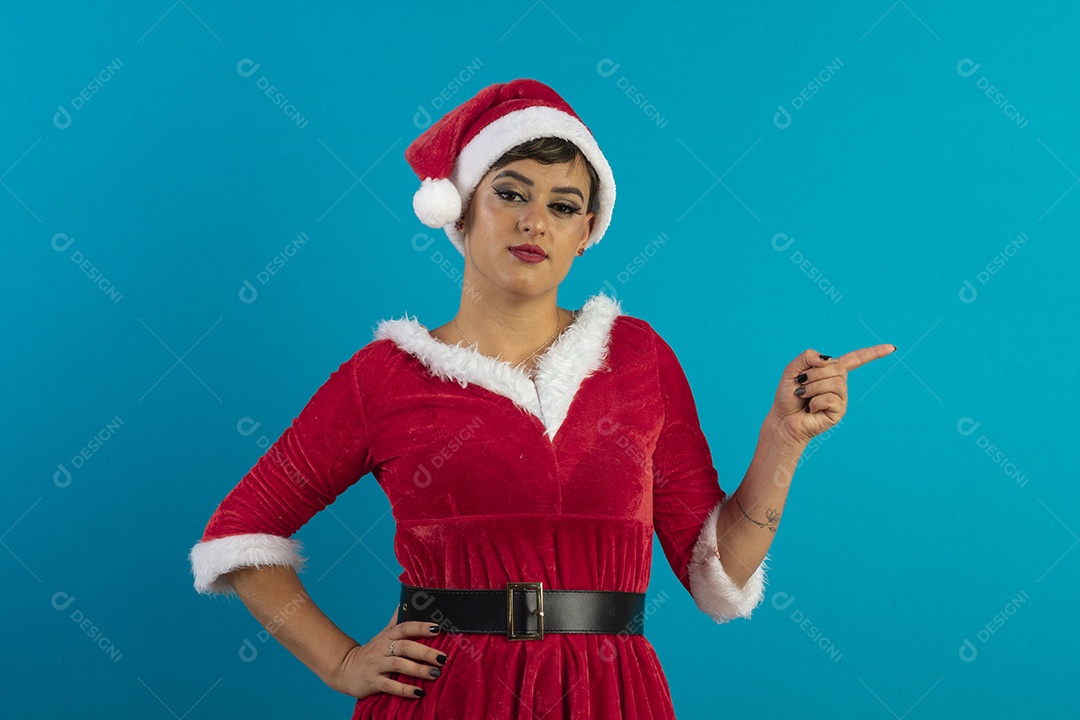 Mulher jovem linda com roupa de Mamãe Noel e chapéu