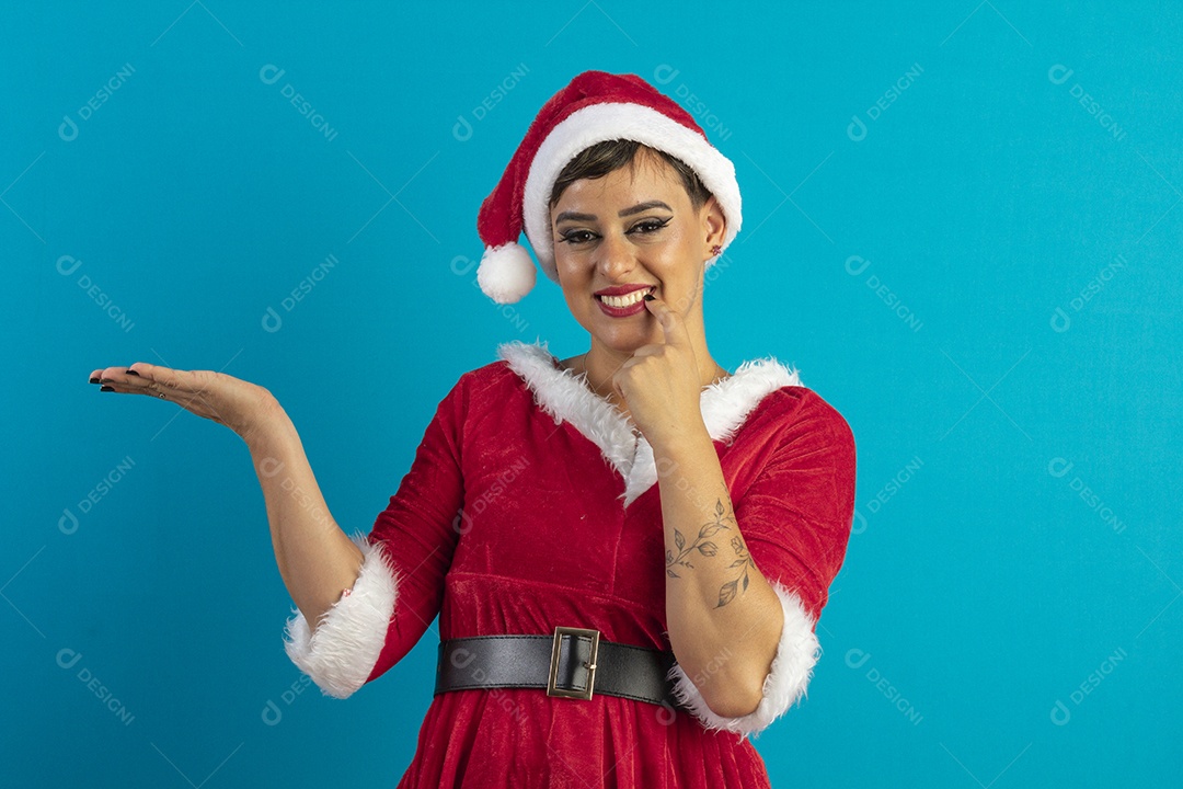 Jovem mulher com roupa de Mamãe Noel e chapéu