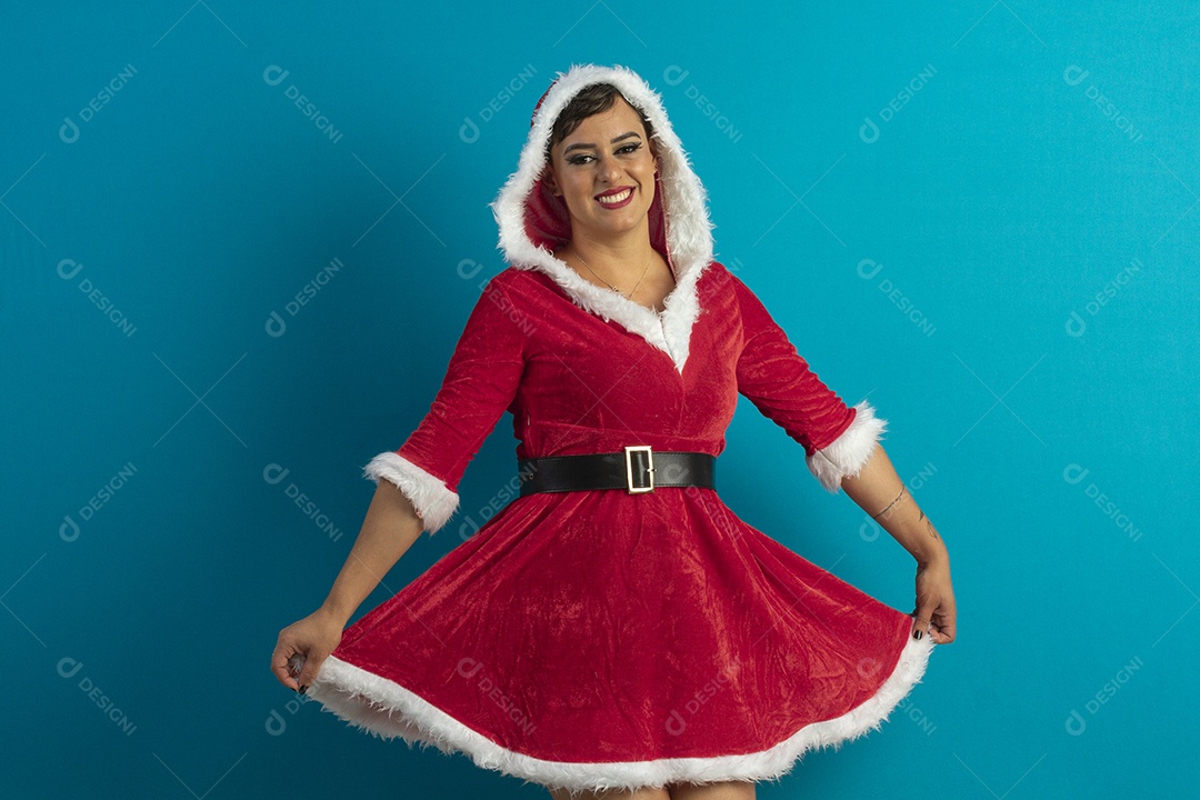 Mulher jovem com roupa de Mamãe Noel e chapéu
