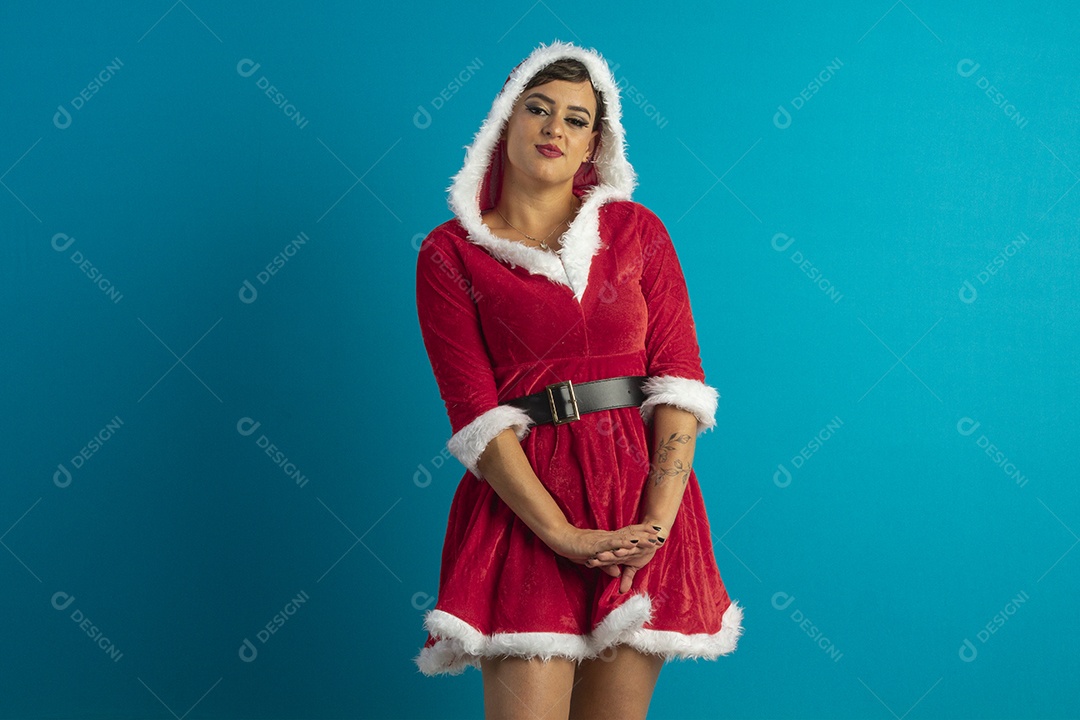 Mulher jovem com roupa de Mamãe Noel e chapéu
