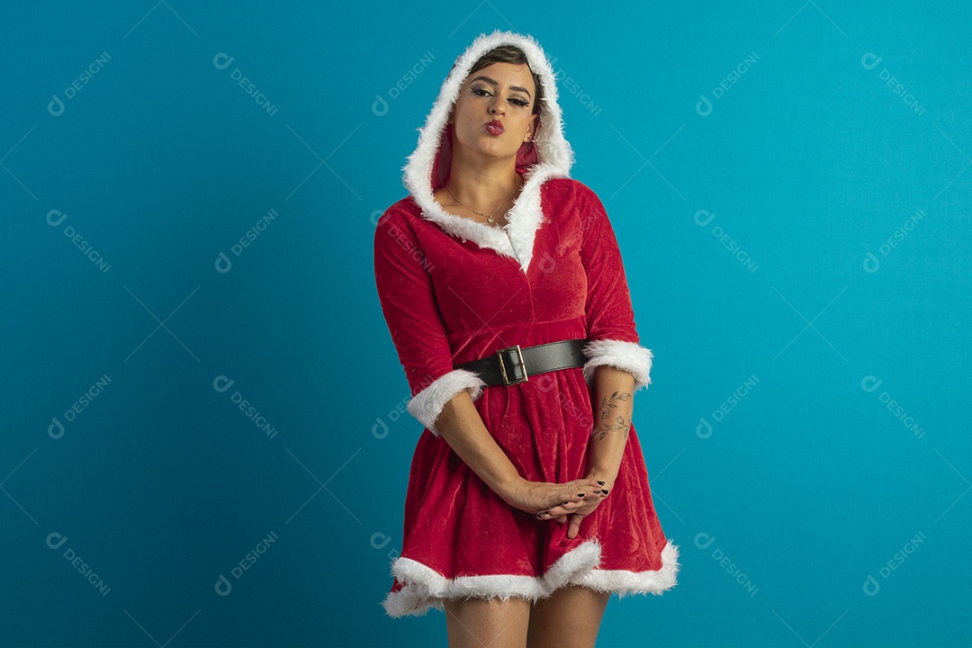 Mulher jovem com roupa de Mamãe Noel e chapéu