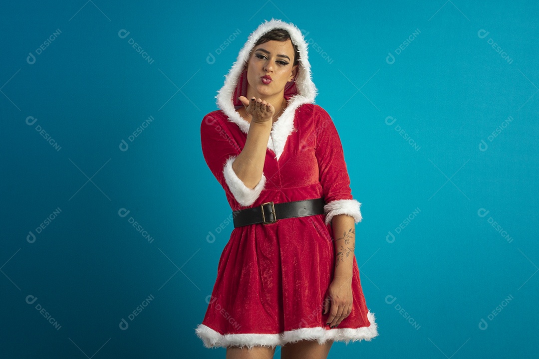 Mulher jovem com roupa de Mamãe Noel e chapéu