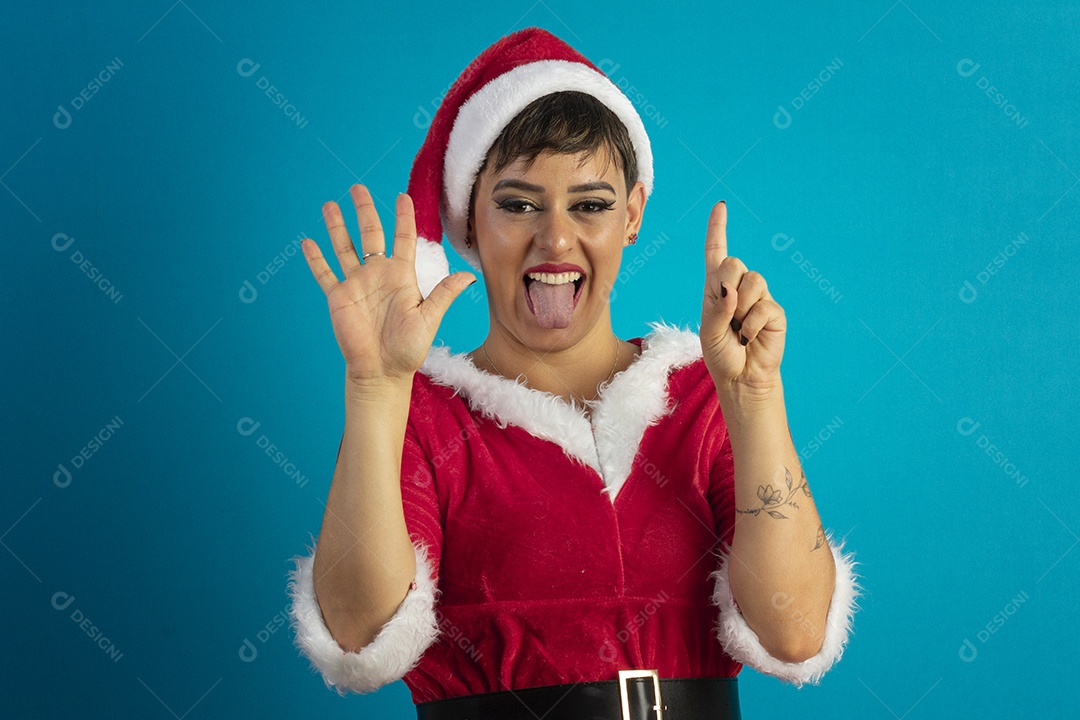 Linda mulher jovem com roupa de Mamãe Noel e chapéu