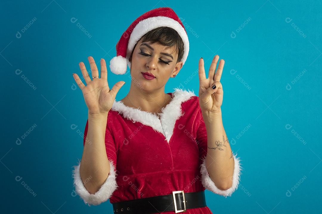 Linda mulher jovem com roupa de Mamãe Noel e chapéu