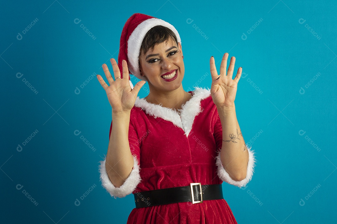 Linda mulher jovem com roupa de Mamãe Noel e chapéu