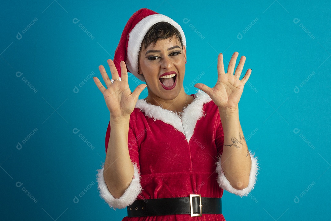 Linda mulher jovem com roupa de Mamãe Noel e chapéu