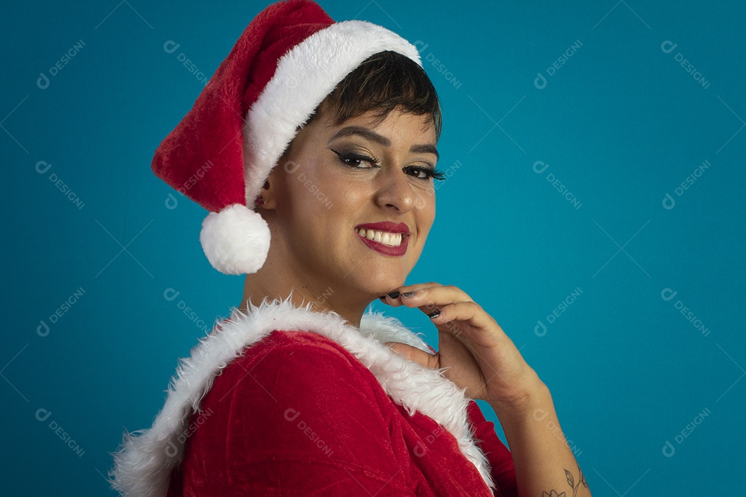 Mulher jovem com roupa de Mamãe Noel e chapéu