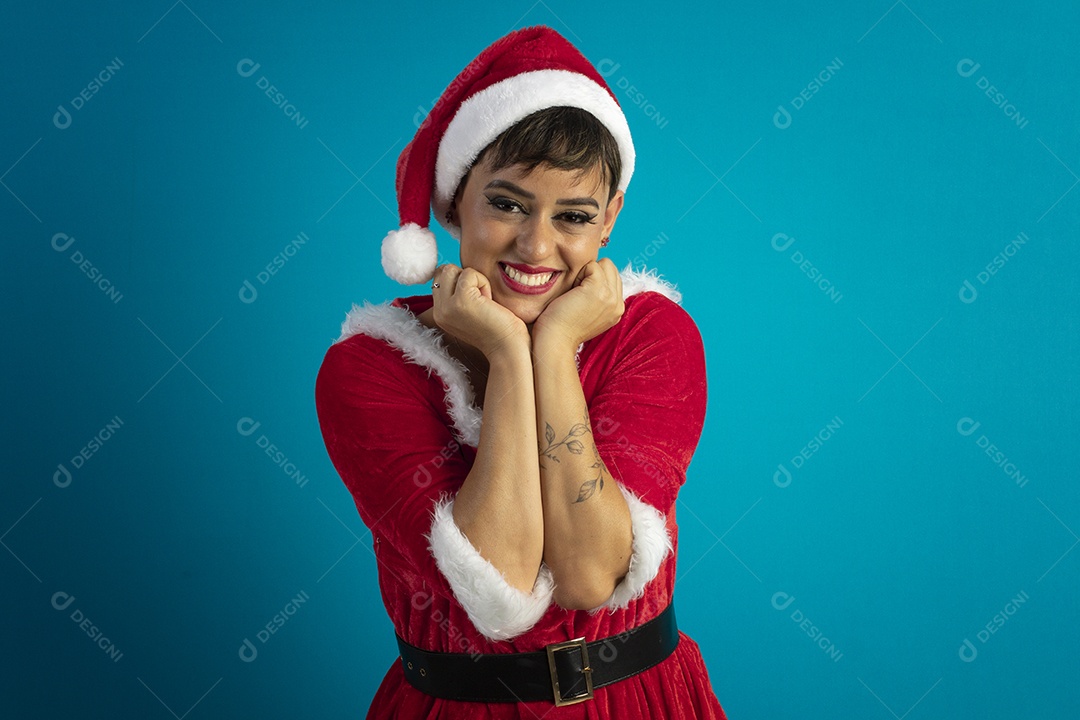 Jovem mulher com roupa de Mamãe Noel e chapéu