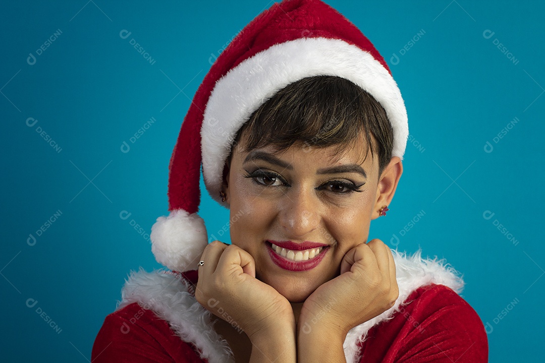 Jovem mulher com roupa de Mamãe Noel e chapéu