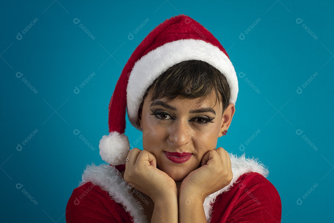 Jovem mulher com roupa de Mamãe Noel e chapéu