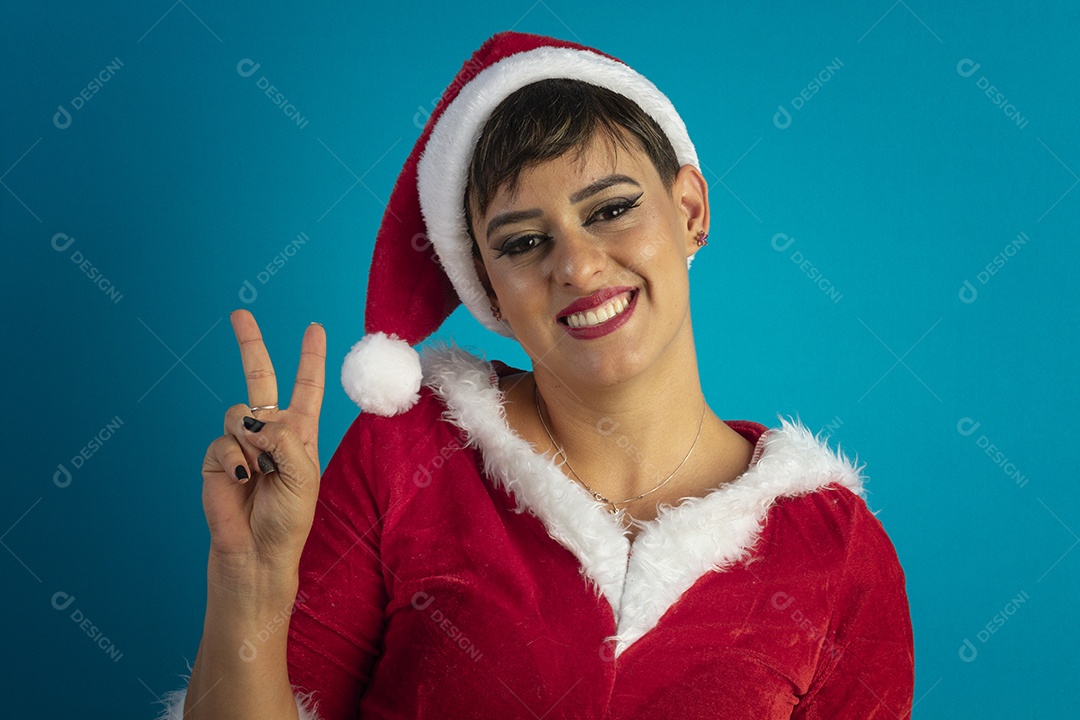 Jovem mulher com roupa de Mamãe Noel e chapéu