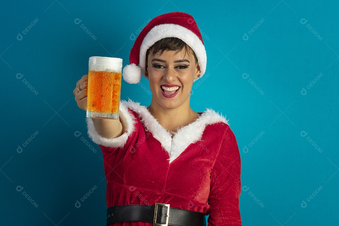 Mulher jovem com roupa de Mamãe Noel e chapéu tomando caneca de chope