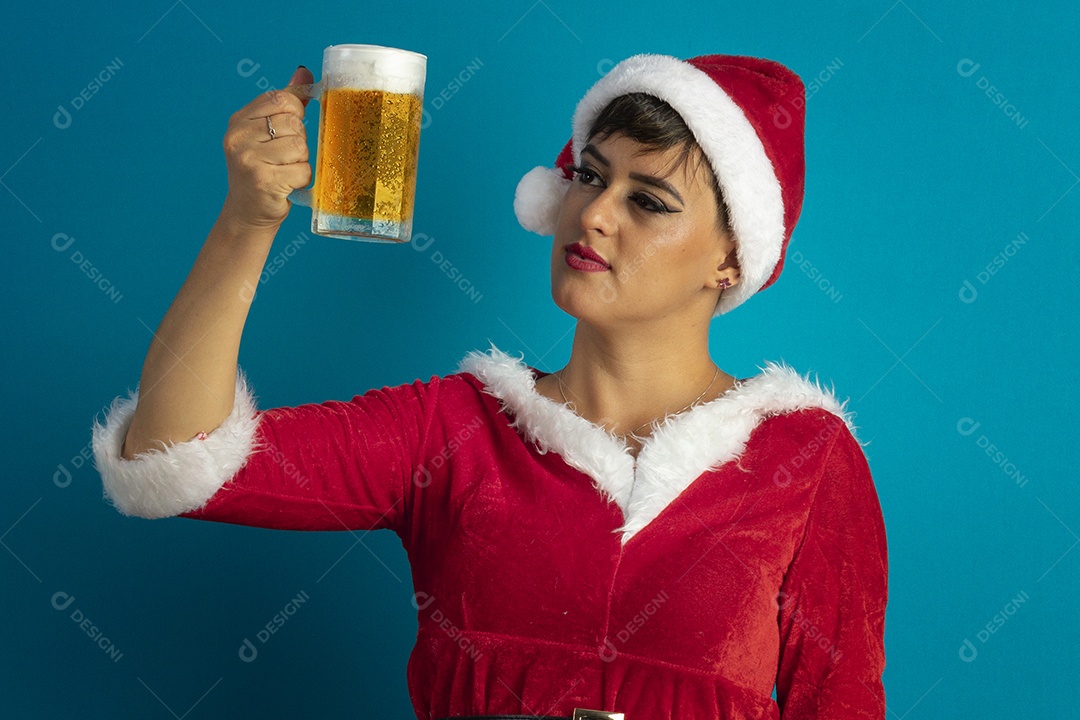 Mulher jovem com roupa de Mamãe Noel e chapéu tomando caneca de chope