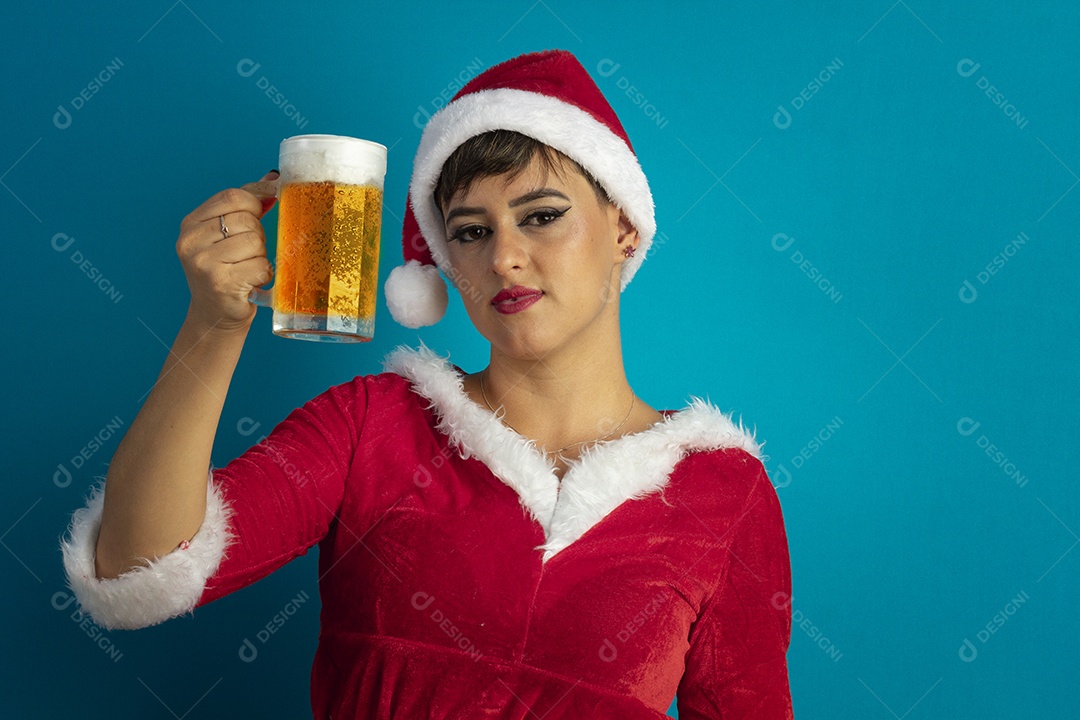 Mulher jovem com roupa de Mamãe Noel e chapéu tomando caneca de chope