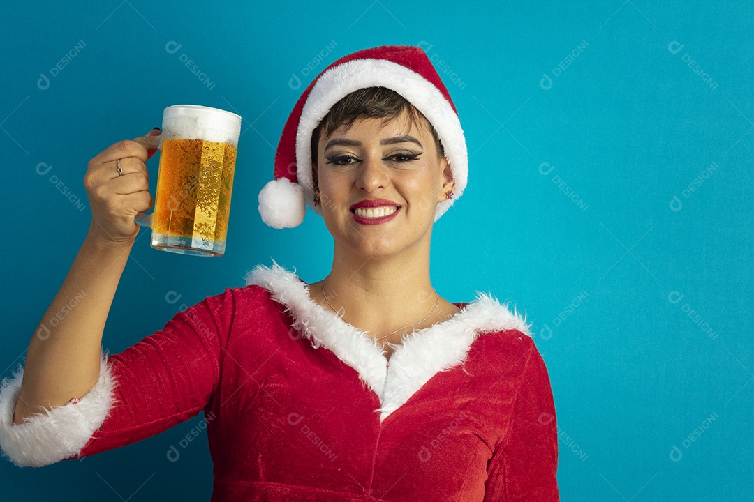 Mulher jovem com roupa de Mamãe Noel e chapéu tomando caneca de chope