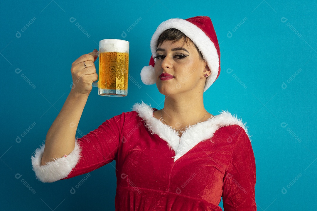 Mulher jovem com roupa de Mamãe Noel e chapéu tomando caneca de chope