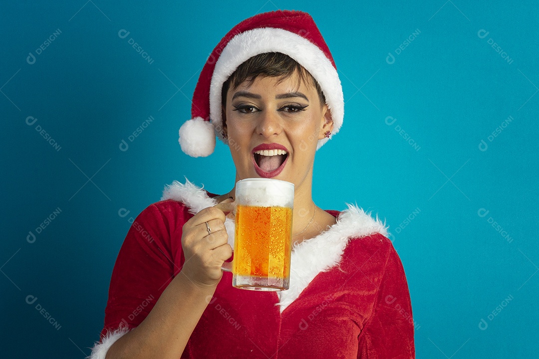 Mulher jovem com roupa de Mamãe Noel e chapéu tomando caneca de chope
