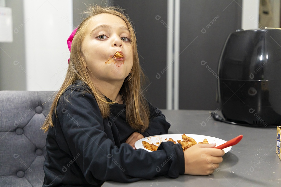 Linda garotinha se alimentando