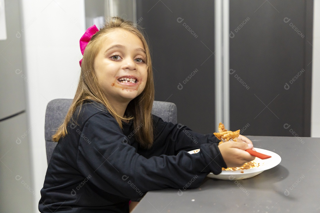 Linda garotinha se alimentando