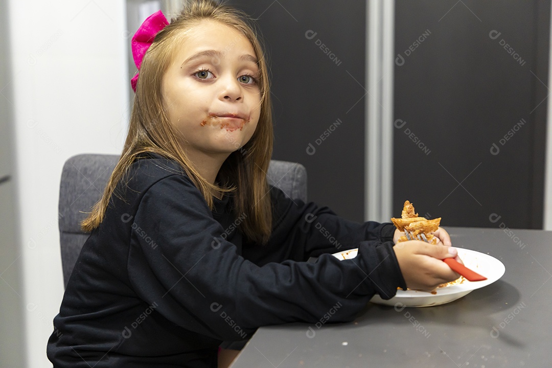 Linda garotinha se alimentando