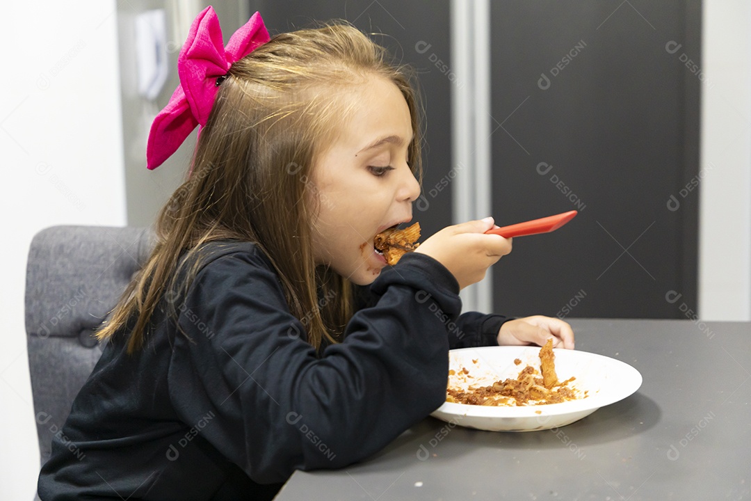 Linda garotinha se alimentando