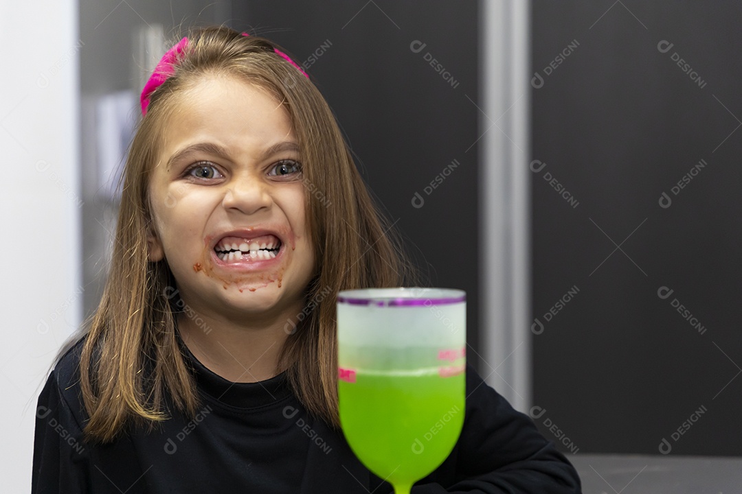 Linda garotinha se alimentando