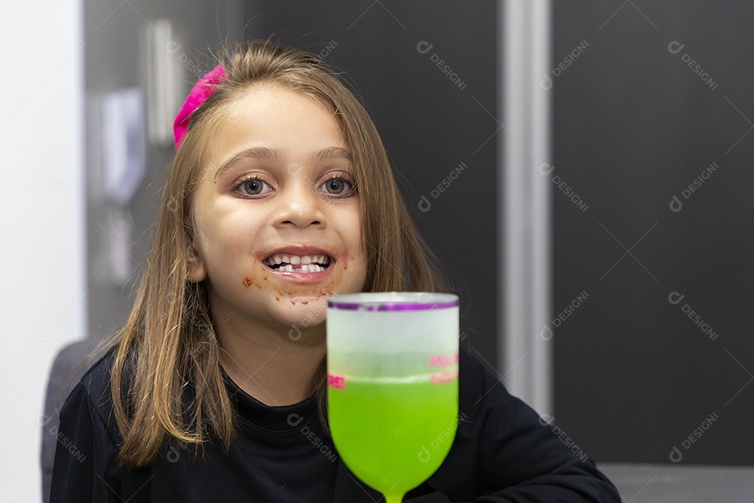 Linda garotinha sobre fundo isolado branco se alimentando
