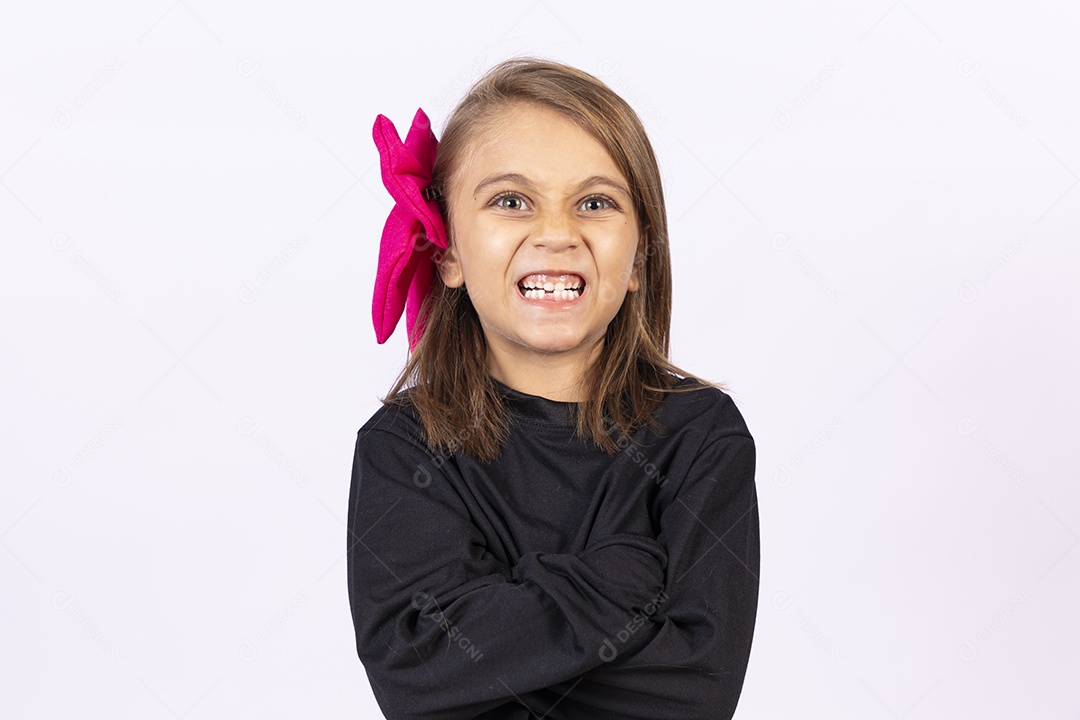 Linda garotinha sobre fundo isolado branco