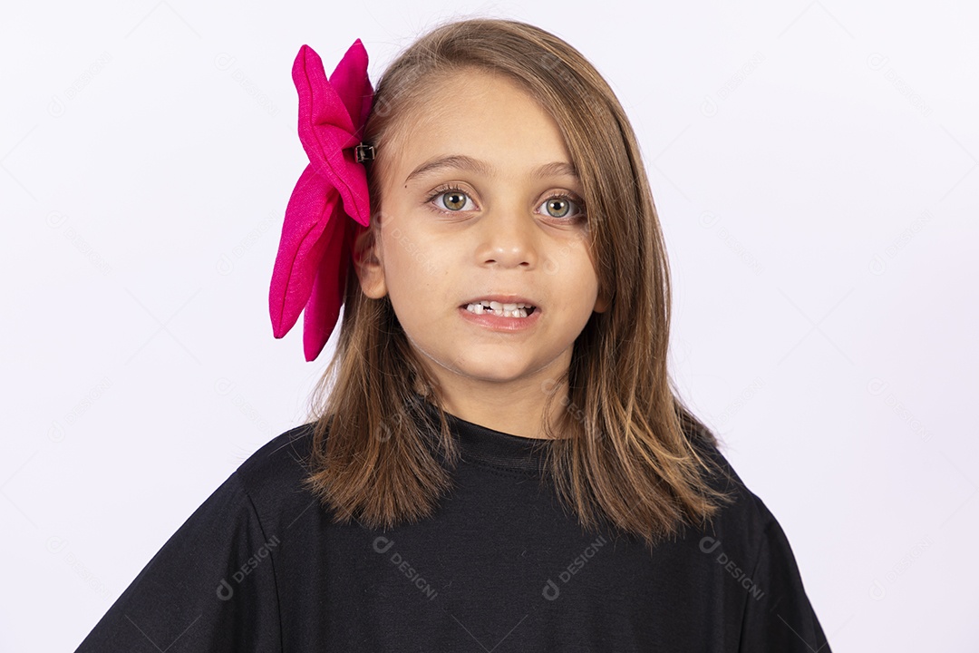 Linda garotinha sobre fundo isolado branco