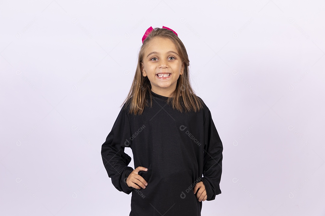 Linda garotinha sobre fundo isolado branco