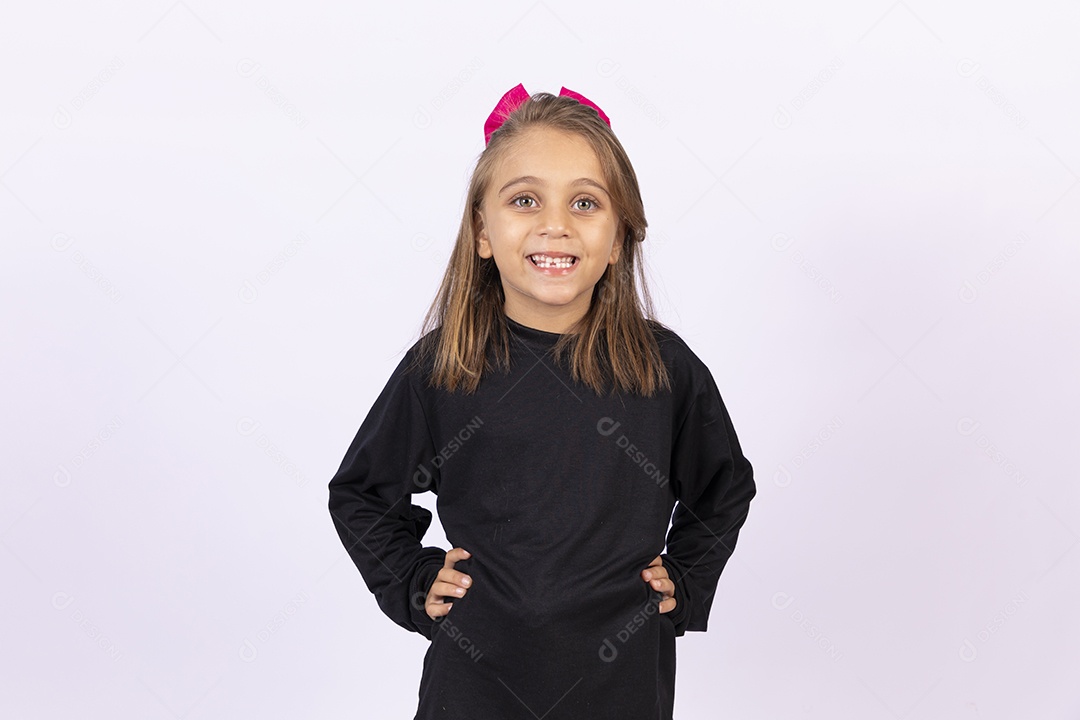 Linda garotinha sobre fundo isolado branco