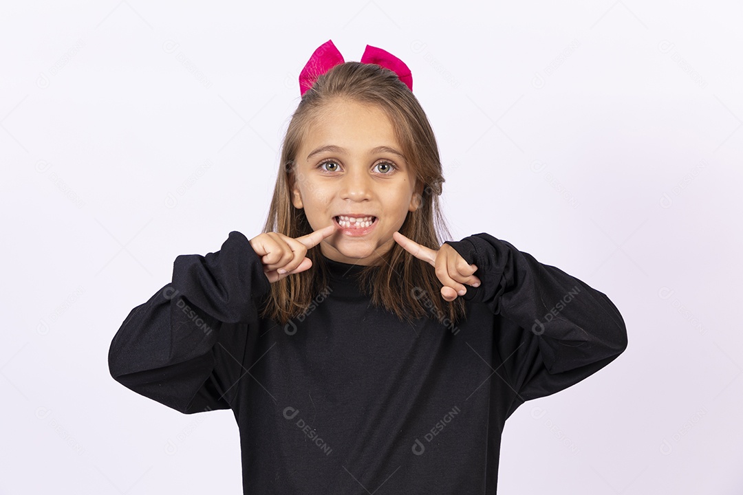 Linda garotinha sobre fundo isolado branco